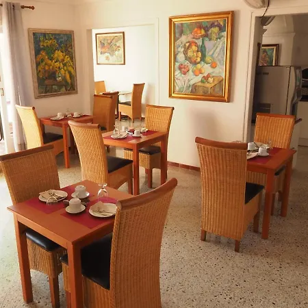 Montserrat 2* Σίτζες